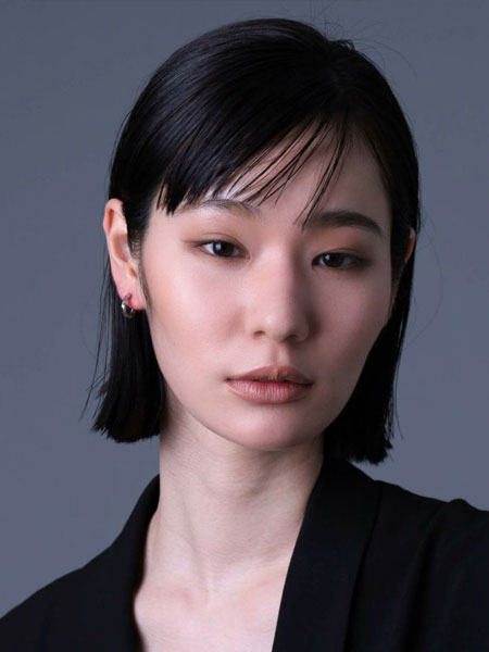 女性がピアスを着用した、シンプルなツイストデザインが自然に馴染んでいる様子がわかる正面から写した写真。