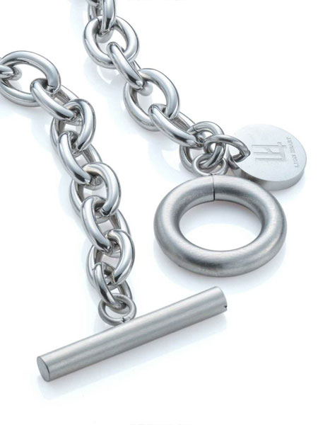 マンテルとコインチャームのディテールを近くで写して質感がよく分かるアップ画像。