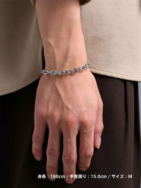 手首にブレスレットを着けた様子がわかる、手元をアップで写した着用画像。