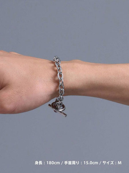 横から手首を写して、ブレスレットのフィット感や厚みが分かる着用画像。