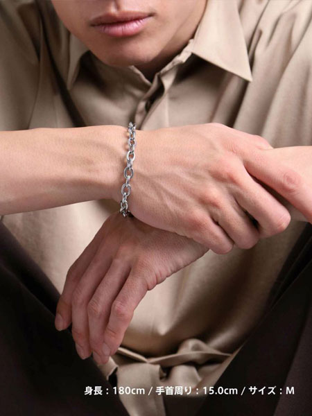 手首にブレスレットを着けた様子がわかる、手元をアップで写した着用画像。