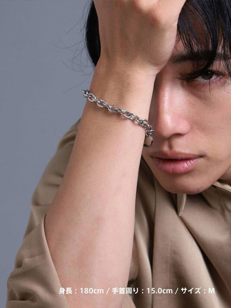 手首にブレスレットを着けた様子がわかる、手元をアップで写した着用画像。