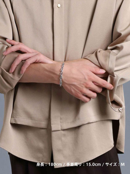 少し距離をあけて写した着用画像で、ブレスレットの自然な見え方が分かる。