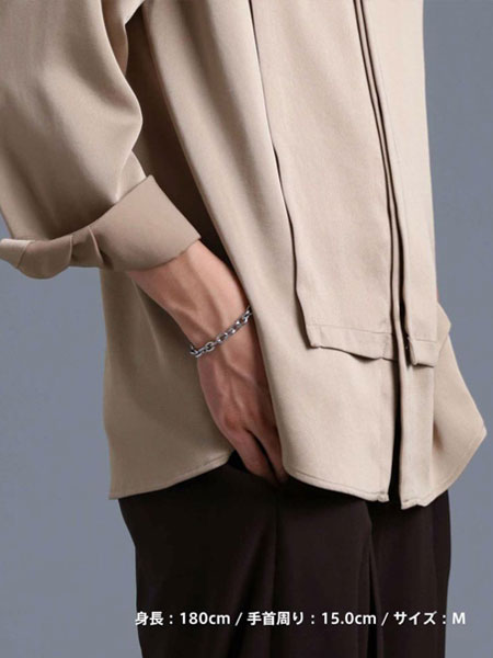 斜め前から撮影し、ブレスレットの雰囲気が分かる着用画像。