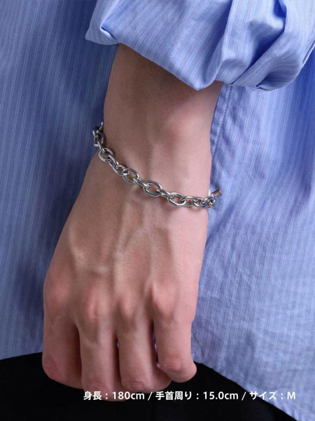 手首にブレスレットを着けた様子がわかる、手元をアップで写した着用画像。