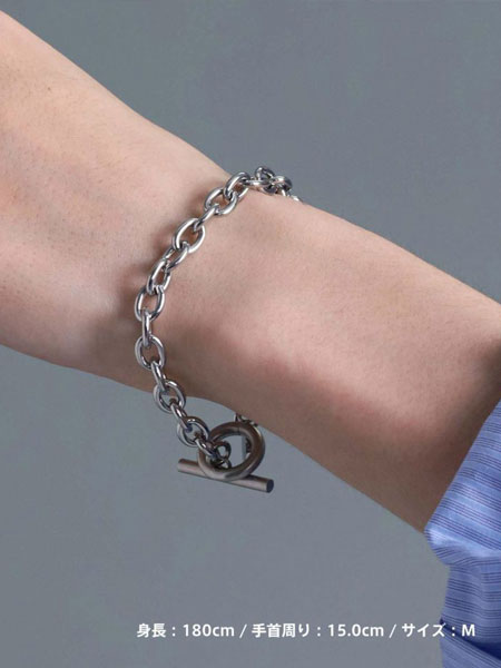 手首にブレスレットを着けた様子がわかる、手元をアップで写した着用画像。