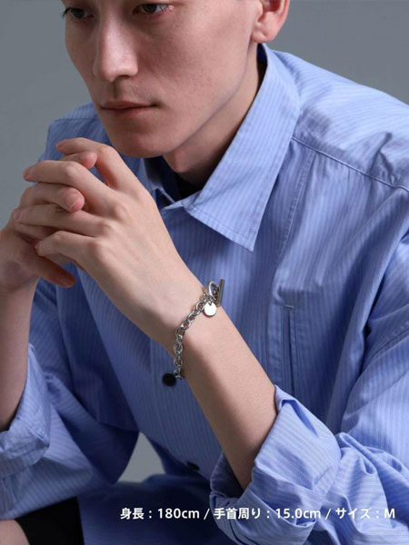 斜め前から撮影し、ブレスレットの雰囲気が分かる着用画像。