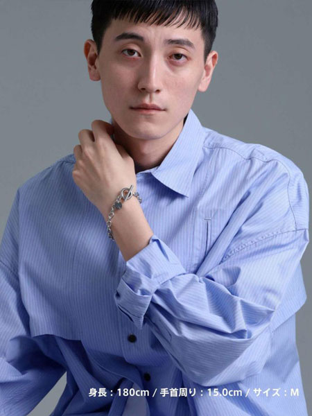 少し距離をあけて写した着用画像で、ブレスレットの自然な見え方が分かる。