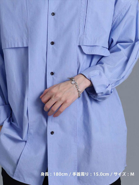 少し距離をあけて写した着用画像で、ブレスレットの自然な見え方が分かる。