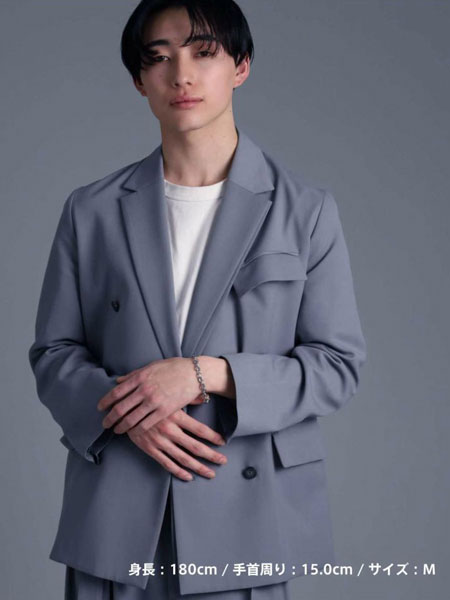 少し距離をあけて写した着用画像で、ブレスレットの自然な見え方が分かる。