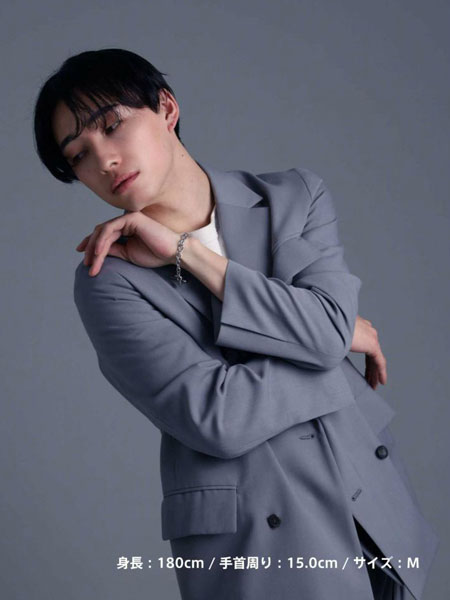 少し距離をあけて写した着用画像で、ブレスレットの自然な見え方が分かる。