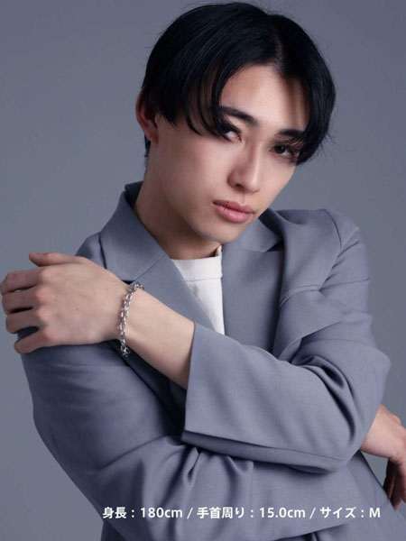 正面から写した男性の着用画像。