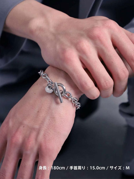 手首にブレスレットを着けた様子がわかる、手元をアップで写した着用画像。