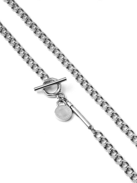 喜平チェーンとコインチャーム、オリジナルデザインのマンテル部分を近くで写した画像。