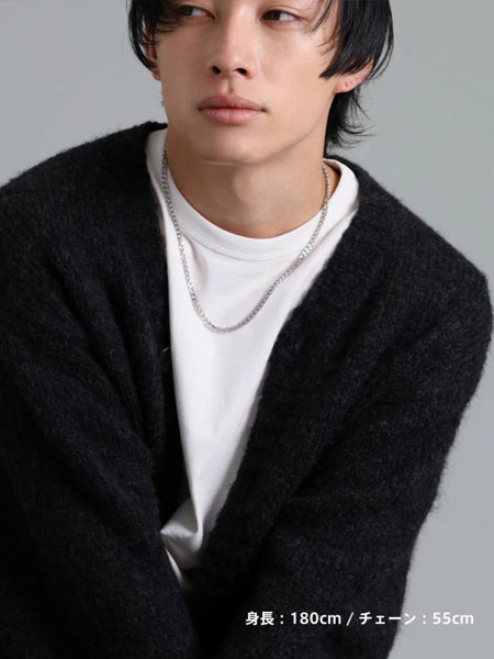 男性がネックレスを正面から着けている様子がわかる着用画像。