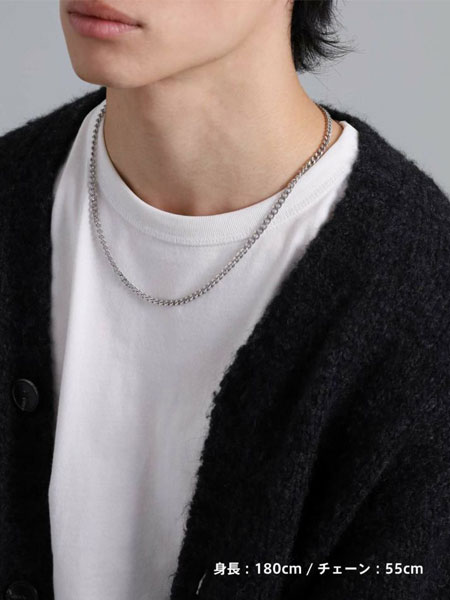 男性がネックレスを着けた様子を斜め前から撮影し、立体的な見え方を写した画像。