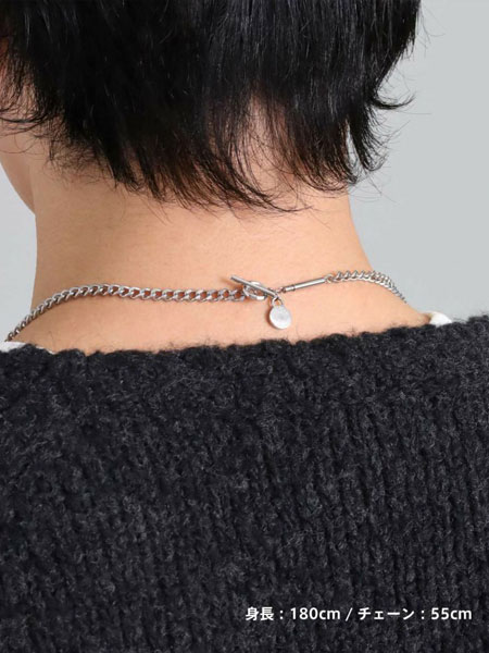 男性の首元を後ろから撮影し、チェーンエンドの見え方が分かる画像。