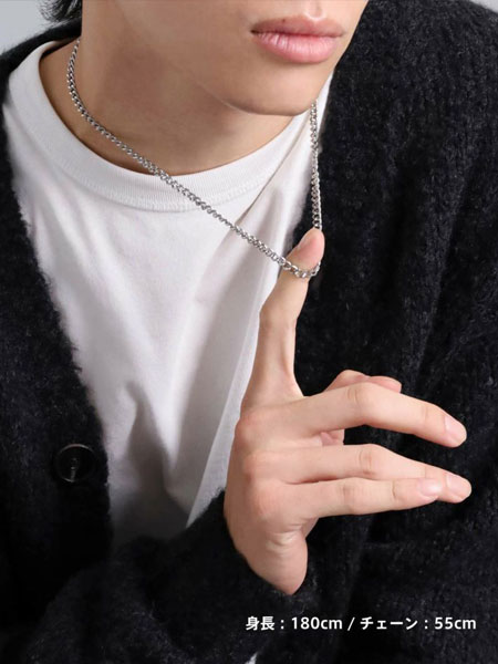 男性がチェーンを軽く持ち上げて、デザインを見せている着用シーン。