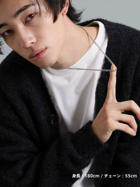 男性がチェーンを軽く持ち上げて、デザインを見せている着用シーン。