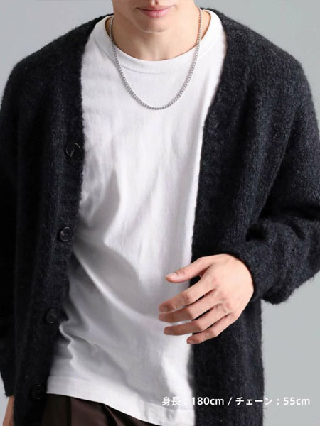 男性の全体コーデの中でネックレスの雰囲気が伝わる、少し距離を取った画像。