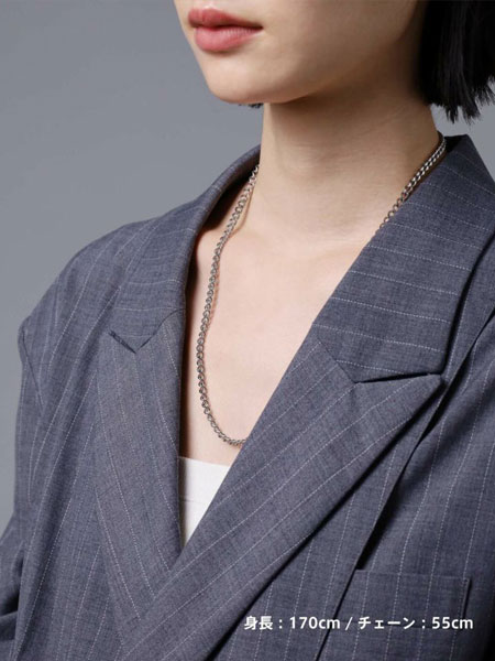 女性の横顔とともに、喜平チェーンの自然な落ち方がわかる着用画像。