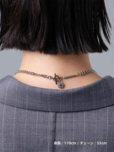 女性の首元を後ろから撮影し、チェーンエンドの見え方が分かる画像。