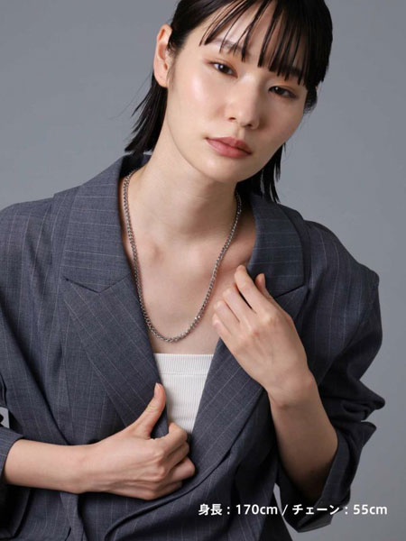 女性がネックレスを正面から着けている様子がわかる着用画像。