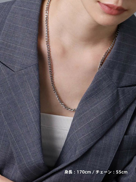 女性の首元を近くで撮影し、喜平チェーンの細かな質感が伝わる画像。