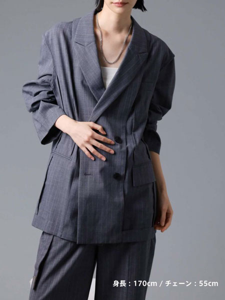 女性の全体シルエットと共に、ネックレスの合わせやすさが伝わる遠めの画像。