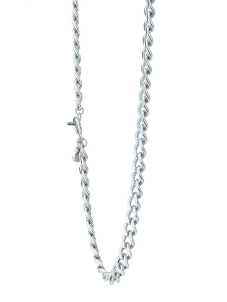 ワイドチェーンネックレスを正面から写したカットで、7mm幅の存在感が伝わる。