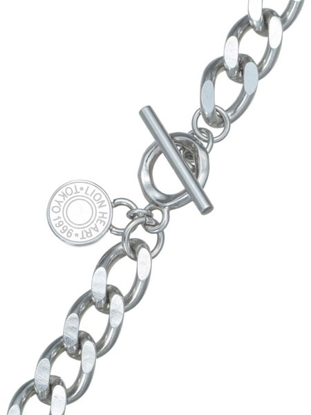 喜平チェーンとコインチャーム、オリジナルデザインのマンテル部分を近くで写した画像。