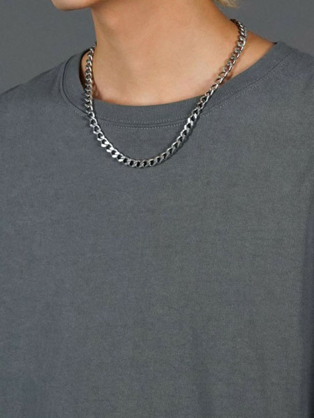 ネックレスを着けた様子を斜め前から撮影し、立体的な見え方を写した画像。