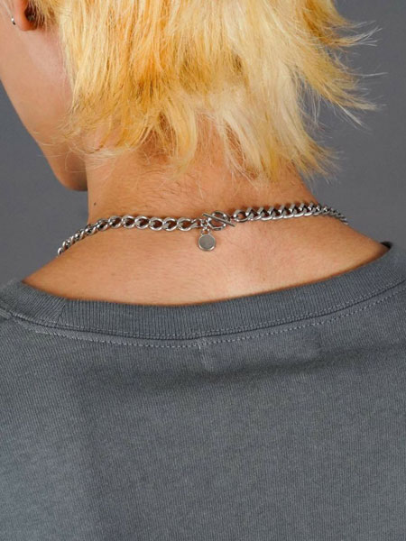 首元を後ろから撮影し、チェーンエンドの見え方が分かる画像。