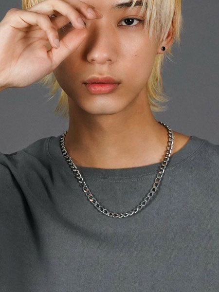 男性がネックレスを正面から着けている様子がわかる着用画像。