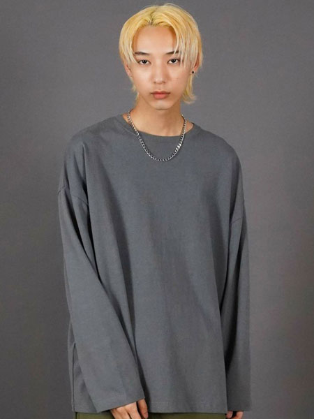 男性の全体コーデの中でネックレスの雰囲気が伝わる、少し距離を取った画像。