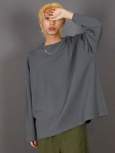 男性の全体コーデの中でネックレスの雰囲気が伝わる、少し距離を取った画像。