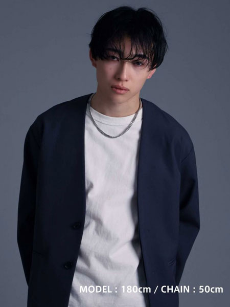 50cmのチェーンを男性が正面から着けていて、胸元に自然に収まる見え方の画像。