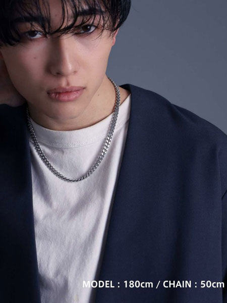 50cmのネックレスを男性が着けている様子を、アップで写した画像。