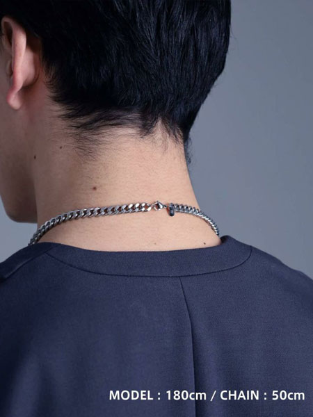 男性の首元を後ろから撮影し、チェーンエンドの見え方が分かる画像。