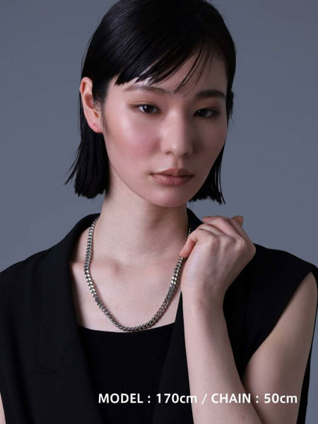 50cmのネックレスを女性が着けていて、正面から写した首元に程よい余裕がある見え方の画像。