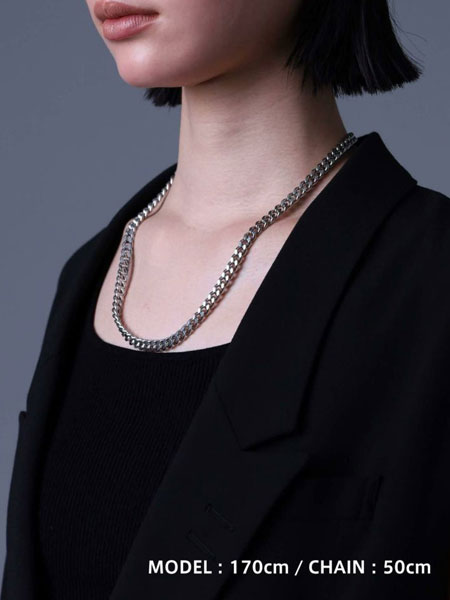 50cmのネックレスを女性が着けていて、横から写したチェーンの落ち感が分かる画像。