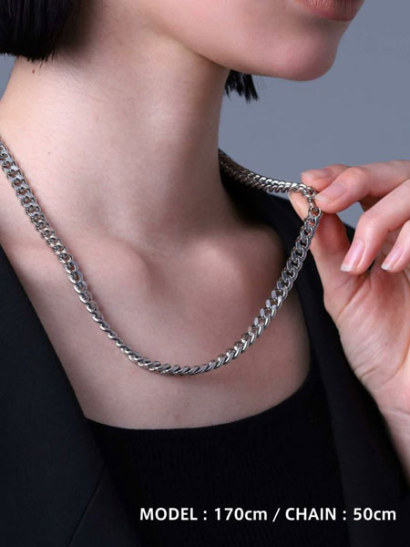 女性が50cmのネックレスを指で軽く持ち上げ、カット面の反射が分かる角度で写した画像。