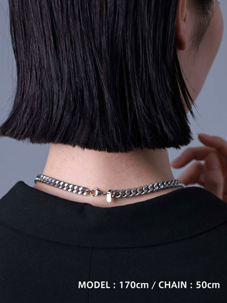女性の首元を後ろから撮影し、チェーンエンドの見え方が分かる画像。