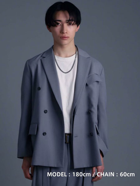 60cmのネックレスを男性が着けていて、正面から写した、胸元に少し長めに落ちる見え方の画像。