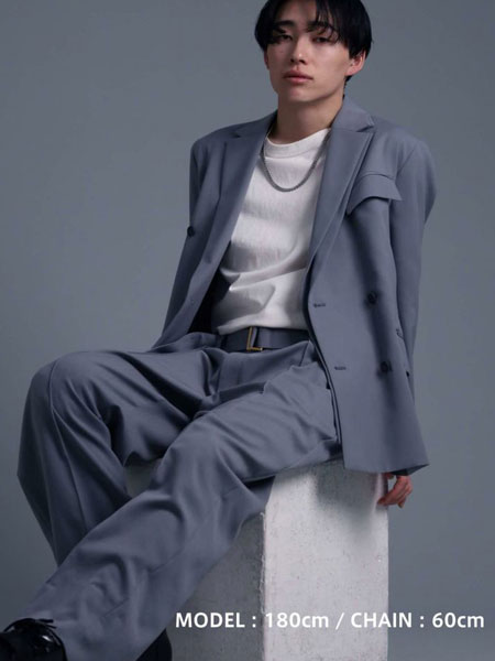 60cmのネックレスを男性が着けていて、コーデの雰囲気が伝わる、少し距離を取った画像。