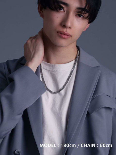 60cmのネックレスを男性が着けていて、正面から写した、胸元に少し長めに落ちる見え方の画像。