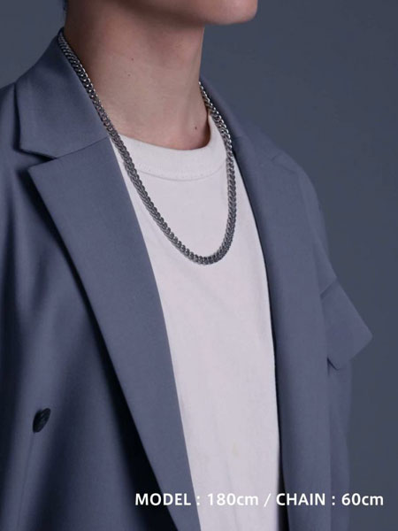 60cmのネックレスを男性が着けていて、斜めから写した画像。