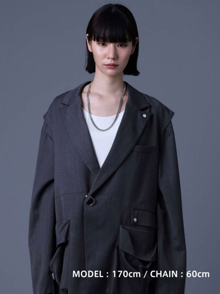 60cmのネックレスを女性が着けていて、正面から写した、胸元に余裕を持って落ちる見え方の画像。