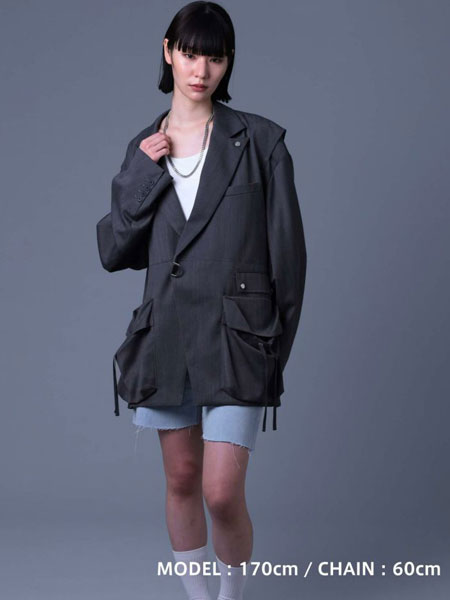 60cmのネックレスを女性が着けていて、コーデの雰囲気が伝わる、少し距離を取った画像。