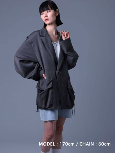 60cmのネックレスを女性が着けていて、コーデの雰囲気が伝わる、少し距離を取った画像。